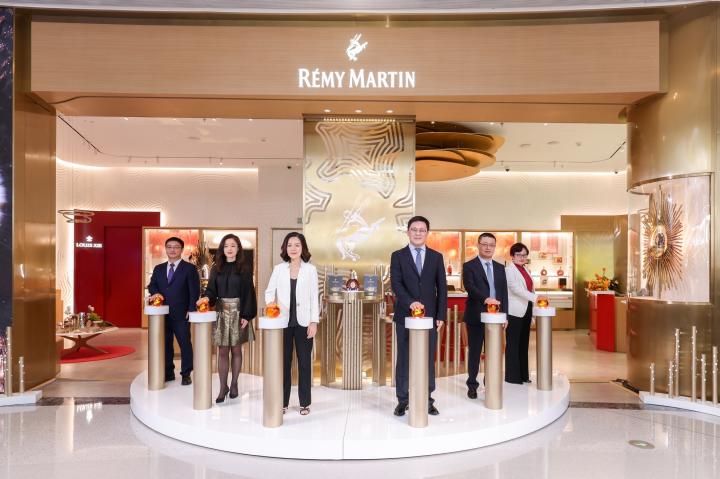 鎏金耀彩，臻邑新启 rémy martin人头马精品店亮相cdf海口国际免税城，开启高端零售新篇章